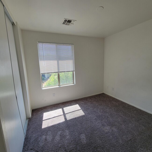 Building Photo - 2982 N Daisy Dr