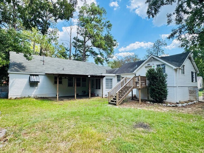 Building Photo - Charming 5-Bedroom Home with In-Law Suite ...