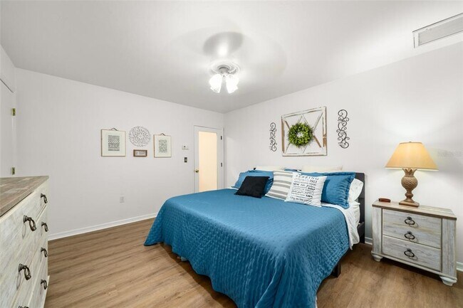 Building Photo - 2551 Lakeview Dr