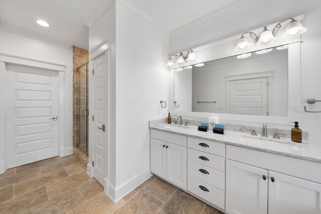 Building Photo - 49 Pleasant St