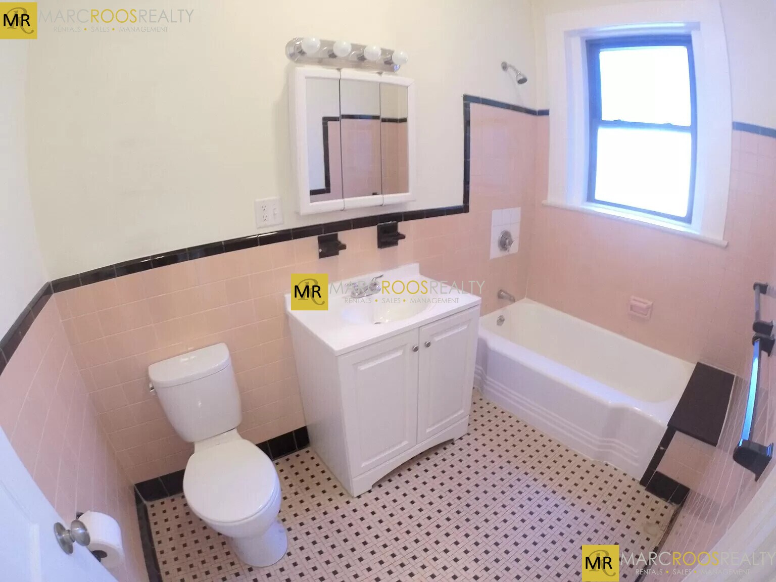 Building Photo - 1475 Beacon St