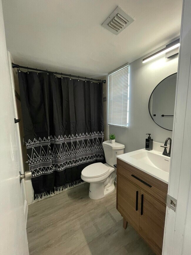 Building Photo - 110 SE 7th St