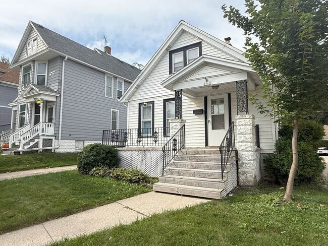 Building Photo - Private 4 bedroom home in West Allis