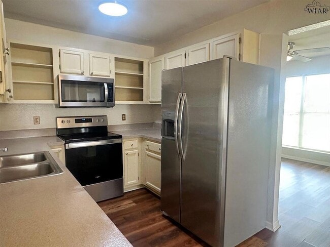 Building Photo - 3016 Stearns Ave