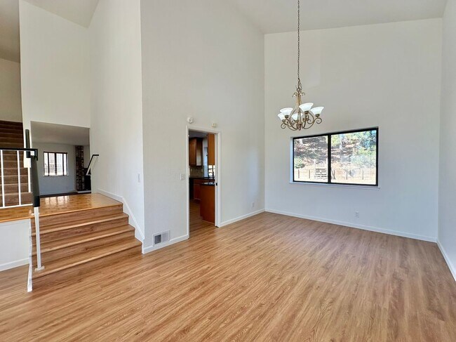 Building Photo - 768 Rose Dr