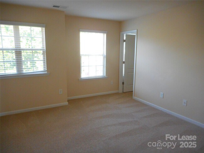 Building Photo - 3038 Oakmere Rd