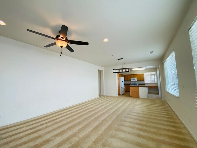 Building Photo - $2,250 International & Chestnut 3 Bed - N....