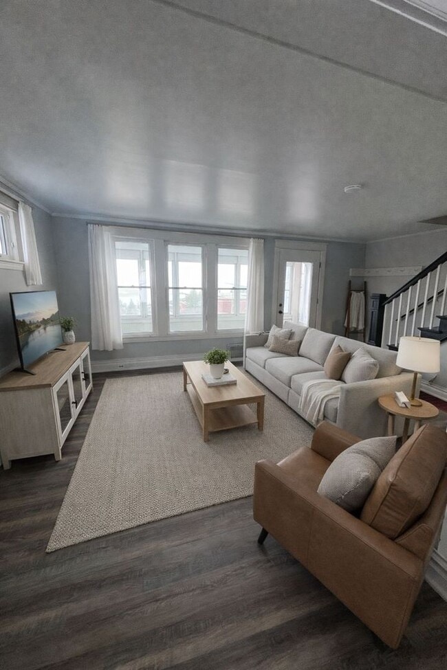 Building Photo - AVAILABLE March - 2 Bed, 1 Bath on Skyline!