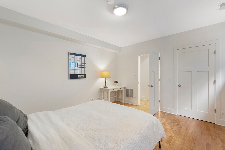 Building Photo - 4532 N Damen Ave