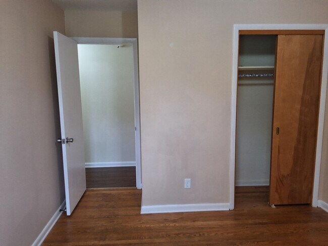 Building Photo - Beautiful 3 Bed, 2 Bath with walk out fini...