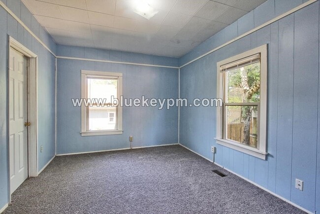 Building Photo - 3 bed, 1 bath Home w/ Easy Freeway Access Near Washington Elem School