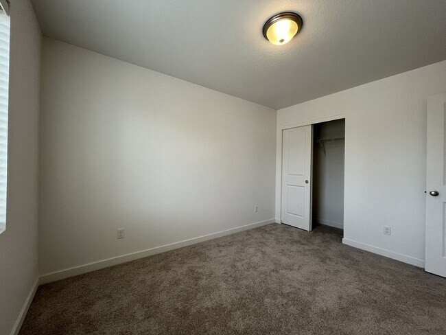 Building Photo - Stunning 3 Bedroom with Bonus Room | Solar Panels, Stainless Steel Appliances & Fenced Backyard