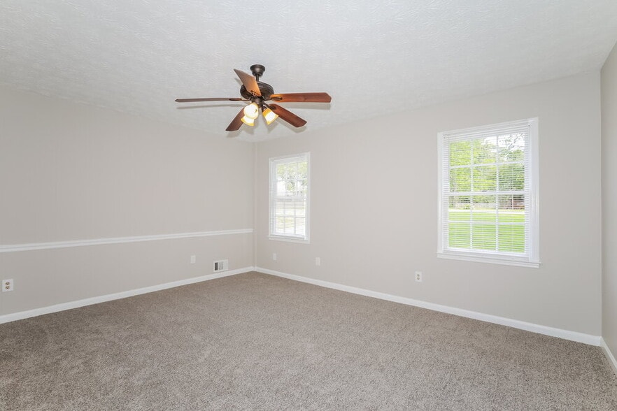 Building Photo - 2619 Majestic Cir