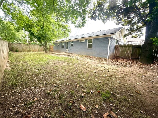 Building Photo - 202 E Charnwood St
