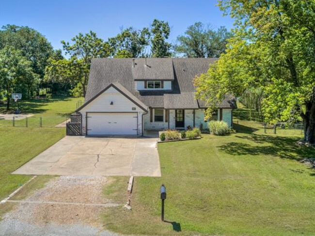 Building Photo - Beautiful 4 bedroom home. Country space, modern updates.