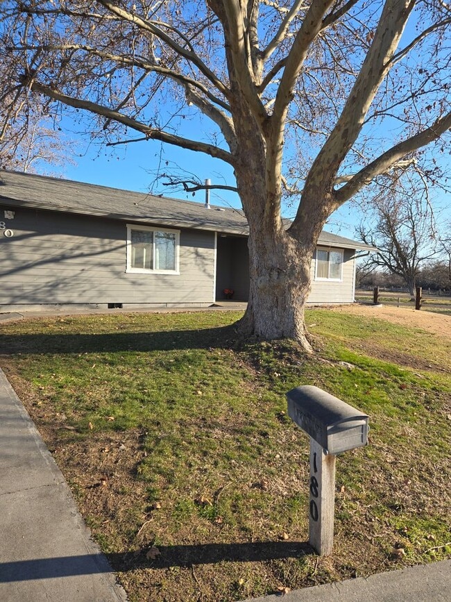 Building Photo - Beautiful Hermiston Home offers a perfect balance of comfort and convenience