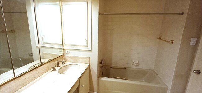 Building Photo - 3350 McCue Rd