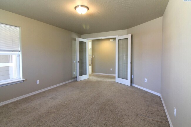 Building Photo - 3 bed, 2 bath + Office Rambler in West Ken...