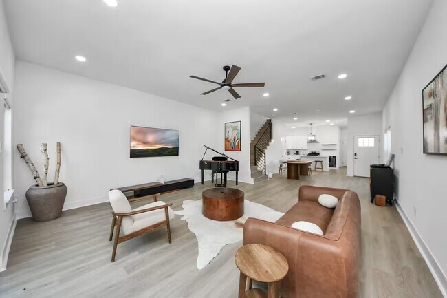 Building Photo - 6747 Peerless St