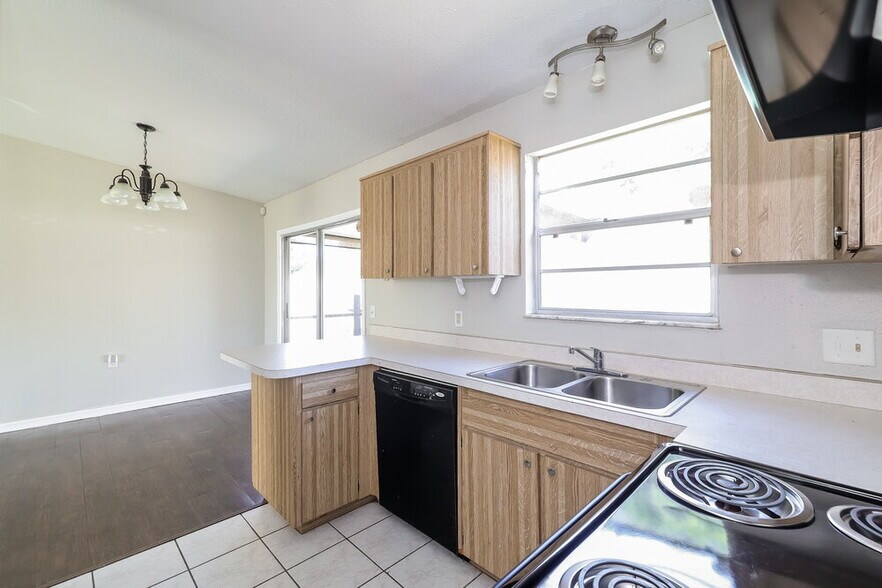 Building Photo - 648 Caribou Ct