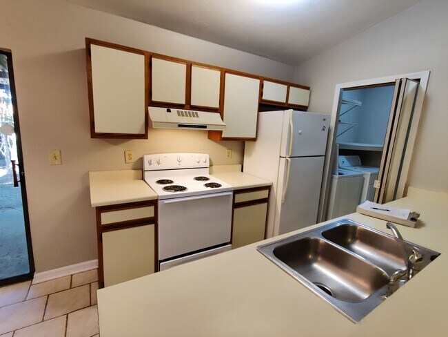 Building Photo - 2 BR / 2 BA Single Family Home