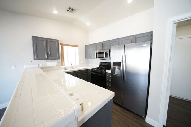 Building Photo - Showings Available NOW