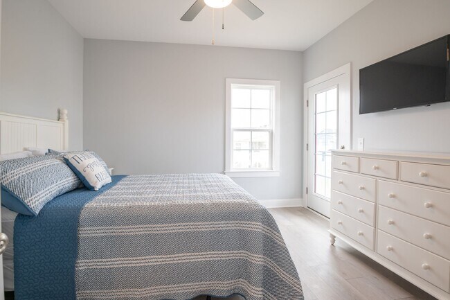 Building Photo - AWESOME OFF-SEASON SINGLE FAMILY BEACH HOM...