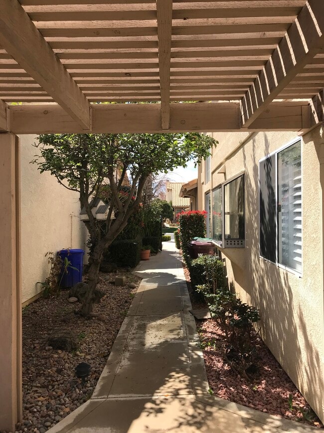 Building Photo - 1046 Southern Hills Dr