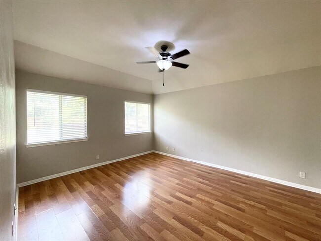 Building Photo - 209 N Kings Canyon Dr