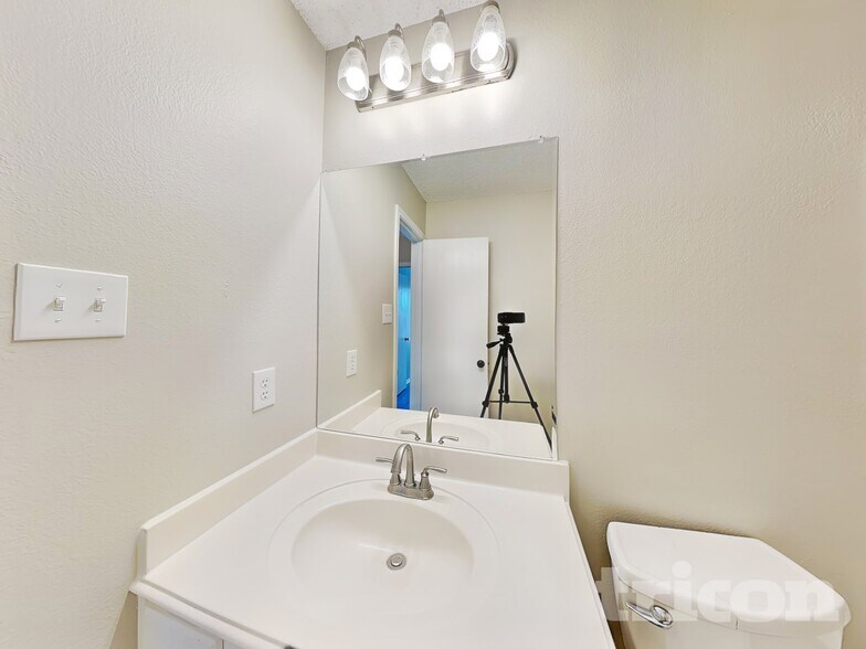 Building Photo - 923 McKavett Dr