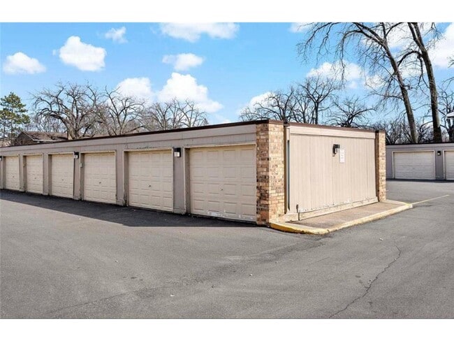 Building Photo - 4584 Cedar Lk Rd S