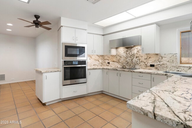 Building Photo - 6700 E Hawksnest Rd