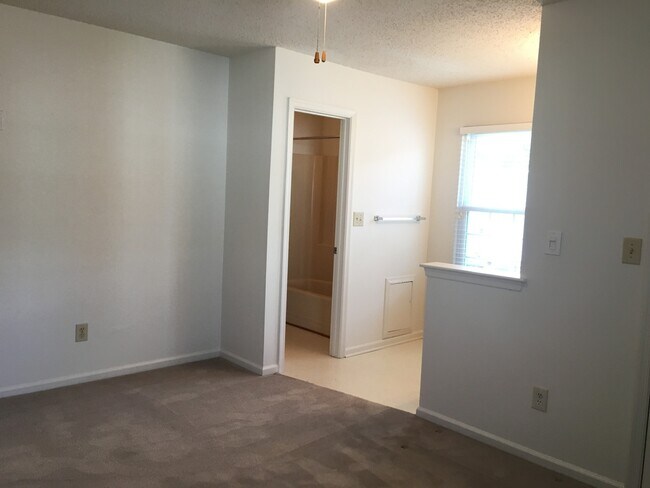 Building Photo - 656 Oleander Cir