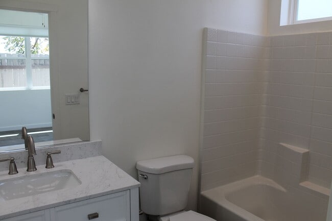 Building Photo - New and clean rear unit in duplex