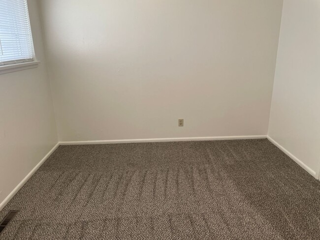 Building Photo - Lake View Apartment for Rent!!!