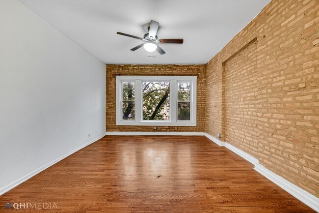 Building Photo - Great Apartment, Lots of light and Exposed...