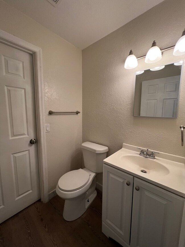 Building Photo - 3 Bedroom 1 1/2 Bath Fort Pierce