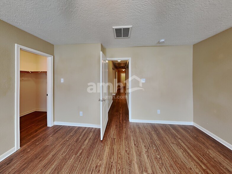Building Photo - 3030 Legends York Dr