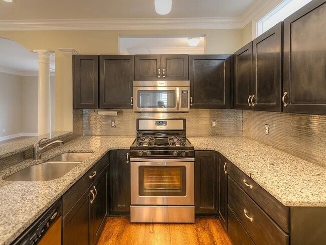 Building Photo - Harbor Town Home with Mother-In-Law Suite! All Major Appliances Included! Pets are welcome with o...