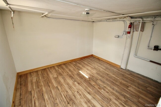 Building Photo - 4 School House Ln