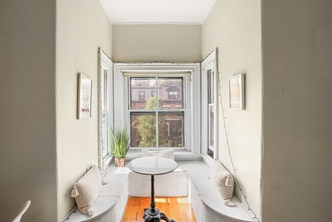 Building Photo - 296 Marlborough St