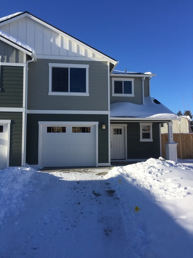Building Photo - SE New Townhouse, 3 Bedrooms, 2 1/2 Baths,...