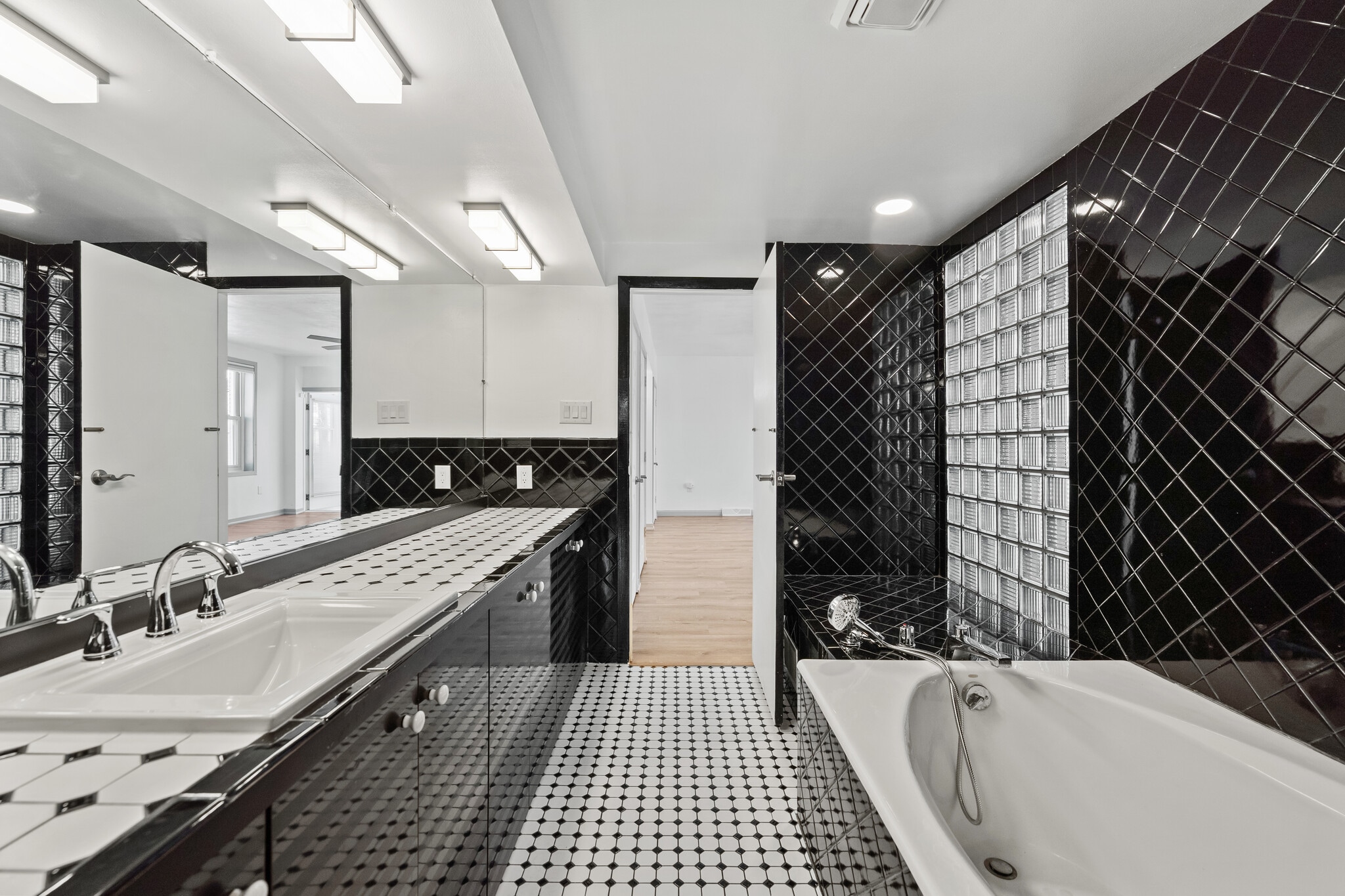 Full bath Jack Jill tub & shower - 2500 Sarah St