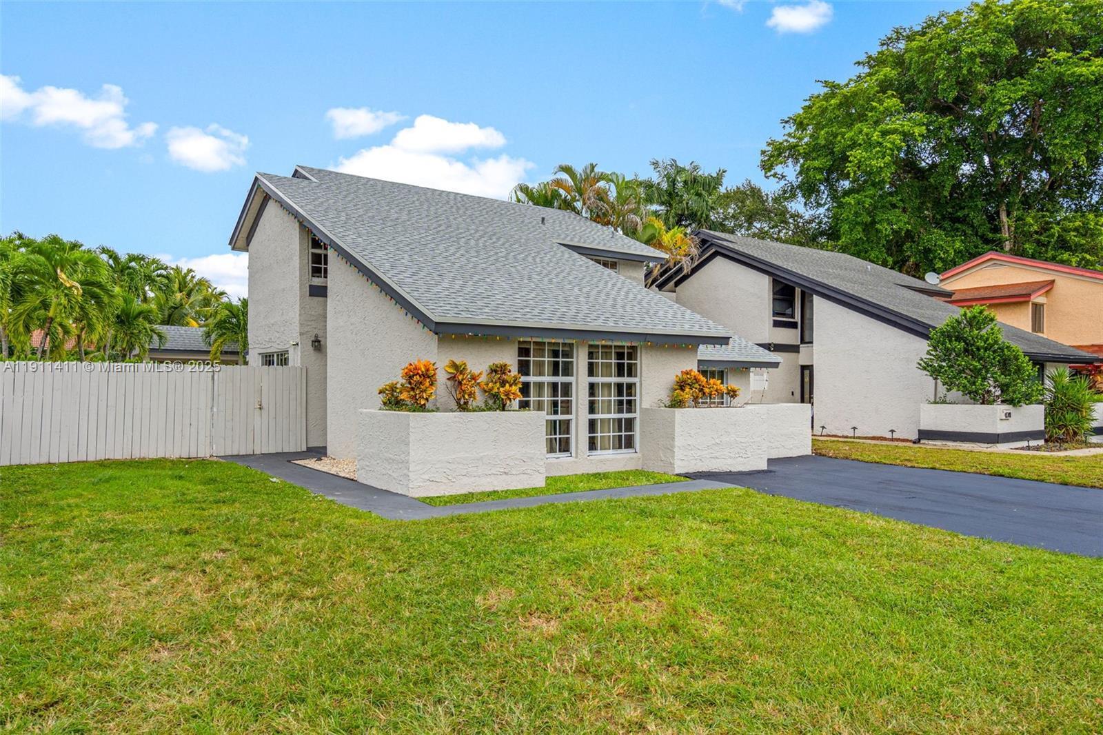 Building Photo - 8351 SW 39th Ct