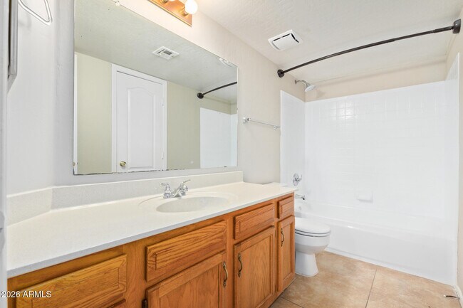 Building Photo - 5682 W Ross Dr