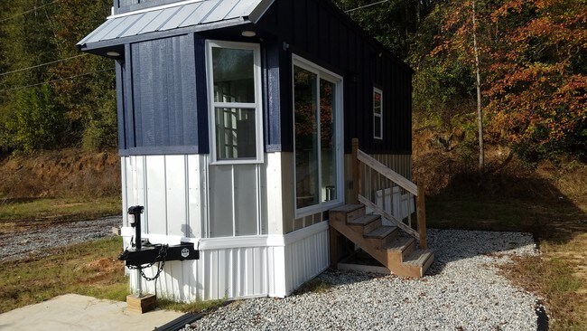 Tiny home - 1294 Glendale Ave
