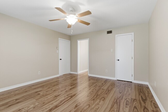 Building Photo - 445 Longmeadow Dr