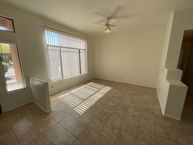 Building Photo - Convenient Eastside location on cul-de-sac