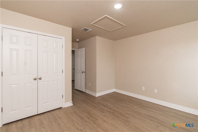 Building Photo - 806 White Meadow Ln