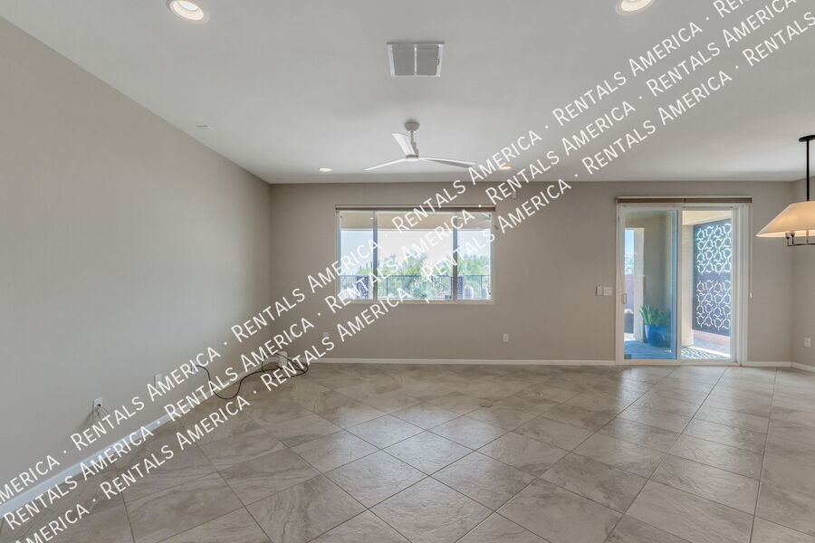 Building Photo - 7631 W Laurel Ln